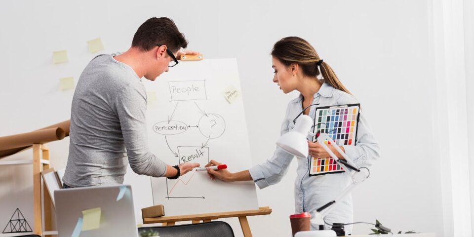 Uomo e una Donna d’affari che lavorano su un diagramma – Tendenze nell’arredamento moderno